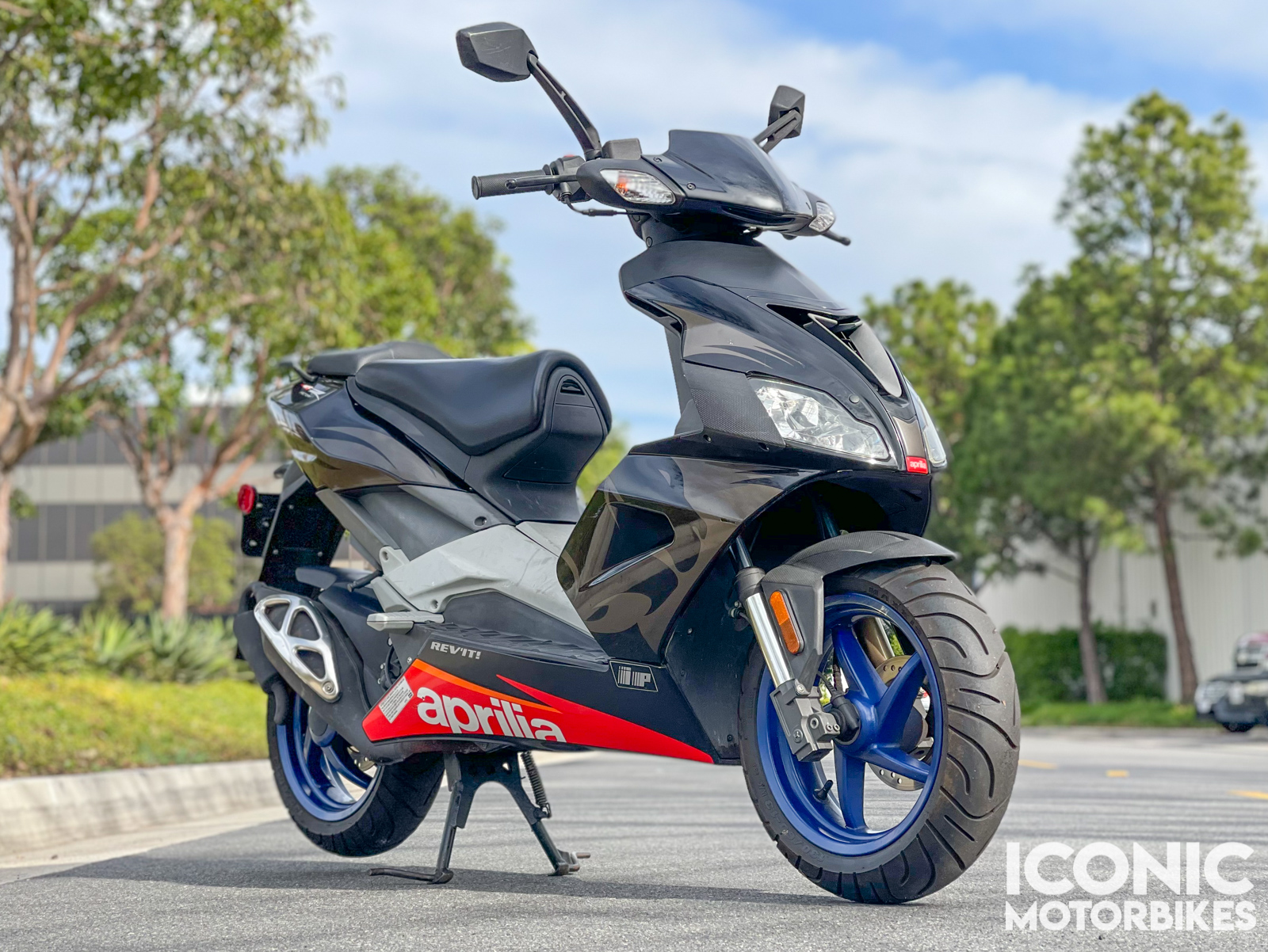 https://iconicmotorbikeauctions.com/wp-content/uploads/2022/01/Aprilia-SR50-R-Factory-Front-Right-Featured.jpg